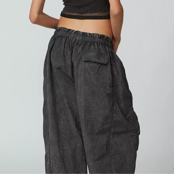 UO | Sloan Nylon Ultra-Baggy Ballon Pants - Picture 5 of 9